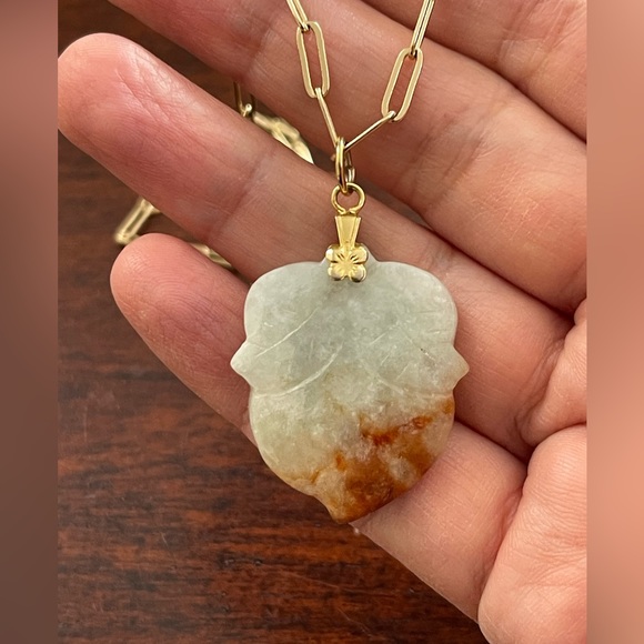 Natural untreated jadeite jade carved leaf pendant & gold tone paperclip chain - Picture 11 of 14